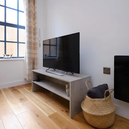 Apartment Tv | Near Key Attractions | Quality Staycation